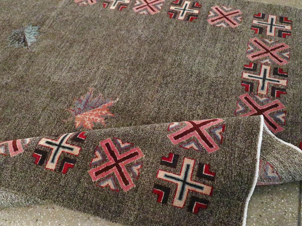 Handgefertigter persischer Art-déco-Teppich mit Mashad-Akzenten aus der Mitte des 20. Jahrhunderts (Wolle) im Angebot