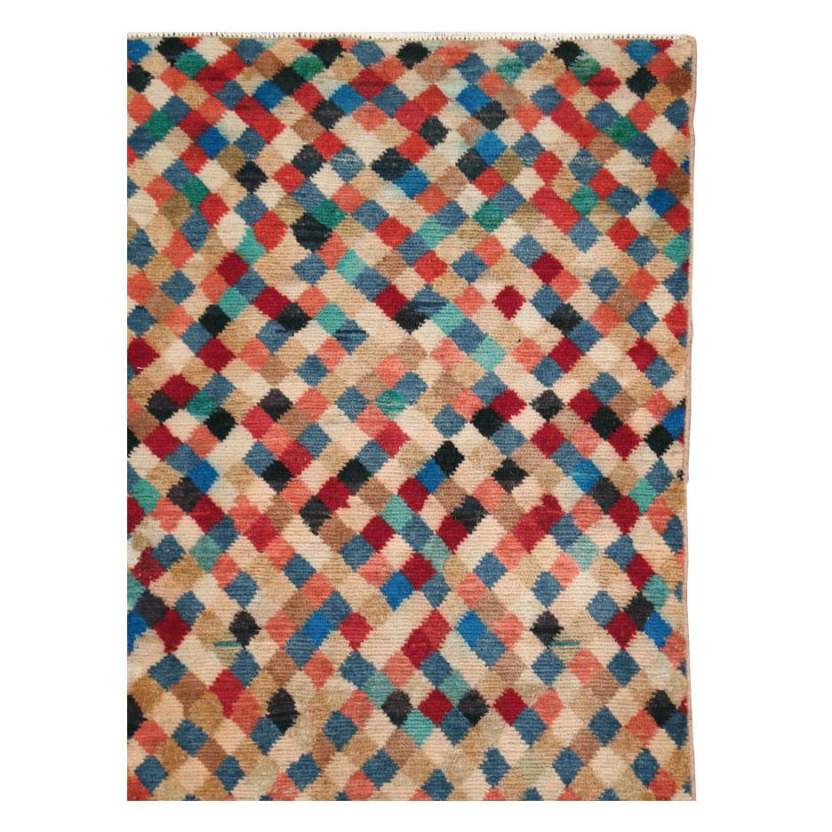 Ein alter persischer Schiraz-Teppich im Art-Déco-Stil, handgefertigt Mitte des 20. Jahrhunderts.

Maße: 2' 2
