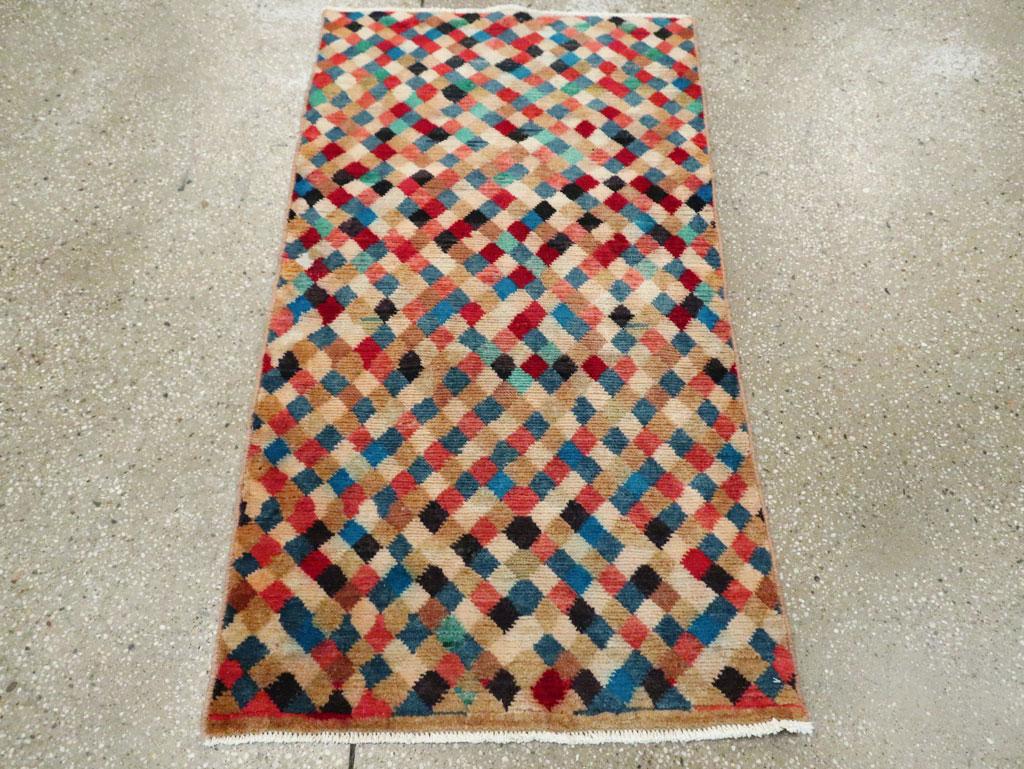 Handgefertigter persischer Shiraz-Teppich im Art-déco-Stil aus der Mitte des 20. Jahrhunderts (Moderne) im Angebot
