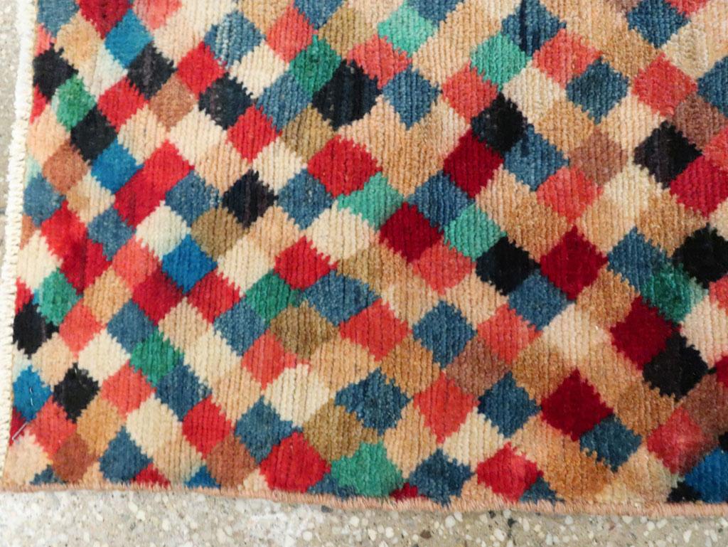 Handgefertigter persischer Shiraz-Teppich im Art-déco-Stil aus der Mitte des 20. Jahrhunderts im Zustand „Hervorragend“ im Angebot in New York, NY
