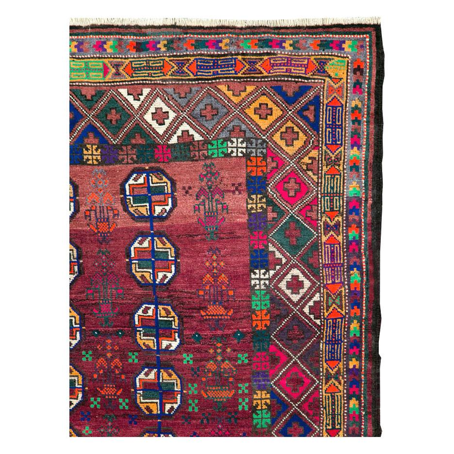 Un tapis d'accent vintage persan Baluch fait à la main au milieu du 20e siècle avec des reflets en coton.

Mesures : 5' 3