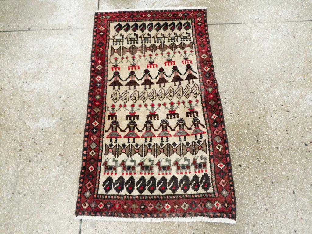 Ein alter persischer Belutsch-Teppich, handgefertigt Mitte des 20. Jahrhunderts, mit hellen Baumwoll-Highlights.

Maße: 1' 10