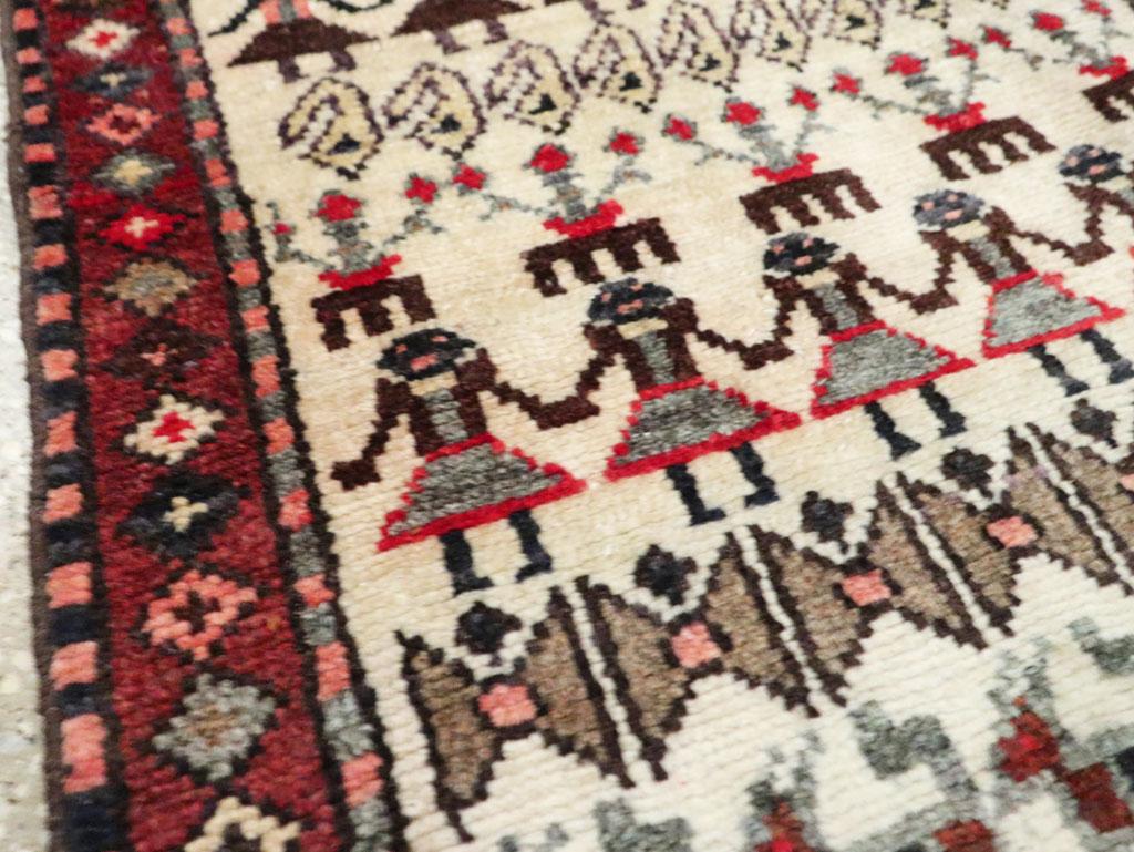 Handgefertigter persischer Baluch-Teppich aus der Mitte des 20. Jahrhunderts (Stammeskunst) im Angebot
