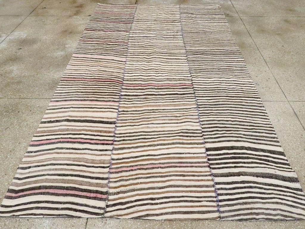 Handgefertigter flachgewebter persischer Kelim-Teppich mit modernem Bauernhaus-Akzent aus der Mitte des 20. Jahrhunderts (Rustikal) im Angebot