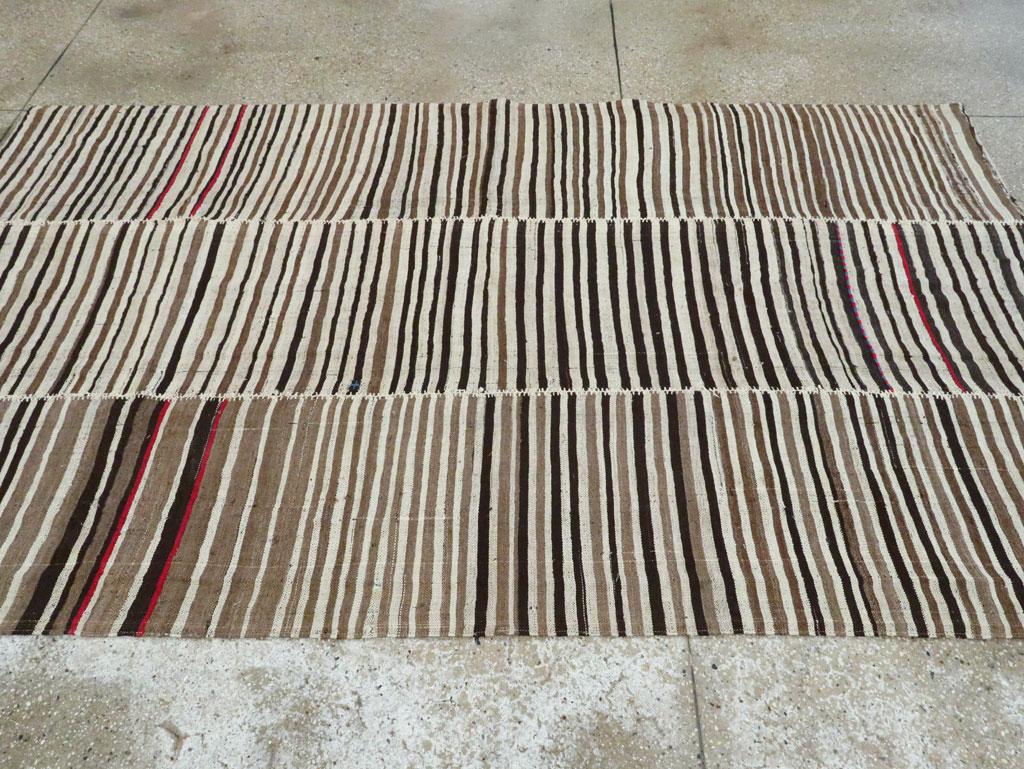 Mid-20th Century Handmade Persian Flat-Weave Kilim Modern Farmhouse Accent Rug In Good Condition For Sale In New York, NY