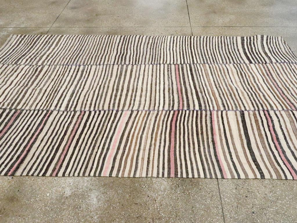 Handgefertigter flachgewebter persischer Kelim-Teppich mit modernem Bauernhaus-Akzent aus der Mitte des 20. Jahrhunderts (Handgeknüpft) im Angebot