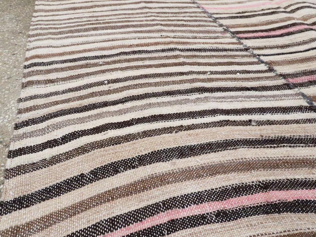 Tessuto a mano Tappeto persiano a trama piatta a mano della metà del 20° secolo, Rug & Kilim, moderno tappeto d'accento della fattoria in vendita