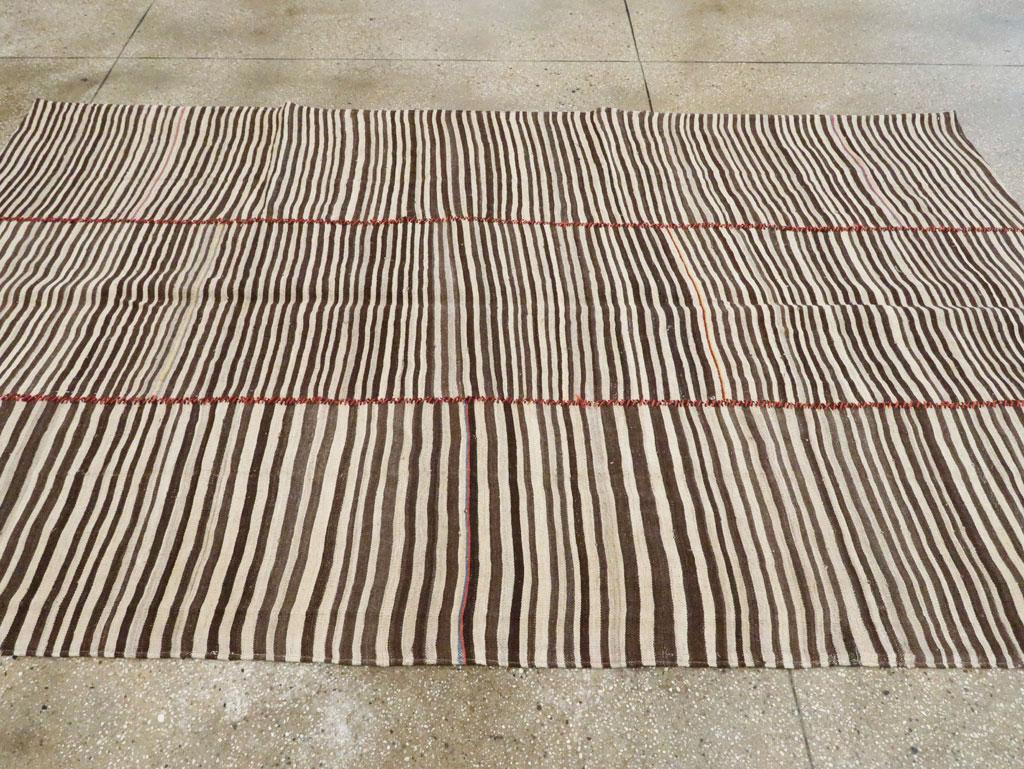 Mid-20th Century Handmade Persian Flat-Weave Kilim Modern Farmhouse Accent Rug In Good Condition For Sale In New York, NY