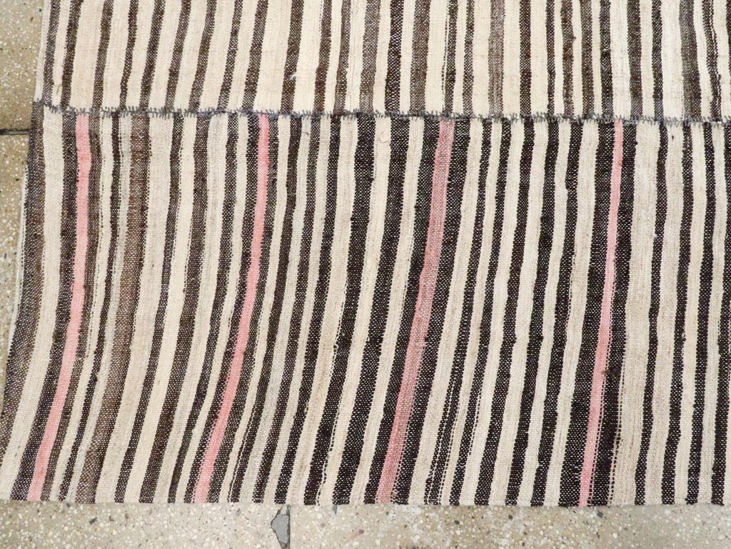 Handgefertigter flachgewebter persischer Kelim-Teppich mit modernem Bauernhaus-Akzent aus der Mitte des 20. Jahrhunderts im Zustand „Gut“ im Angebot in New York, NY