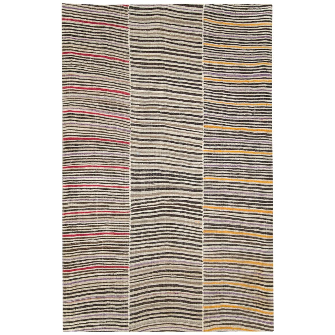 Tapis persan moderne Kilim à tissage plat de ferme, fabriqué à la main, datant du milieu du 20e siècle