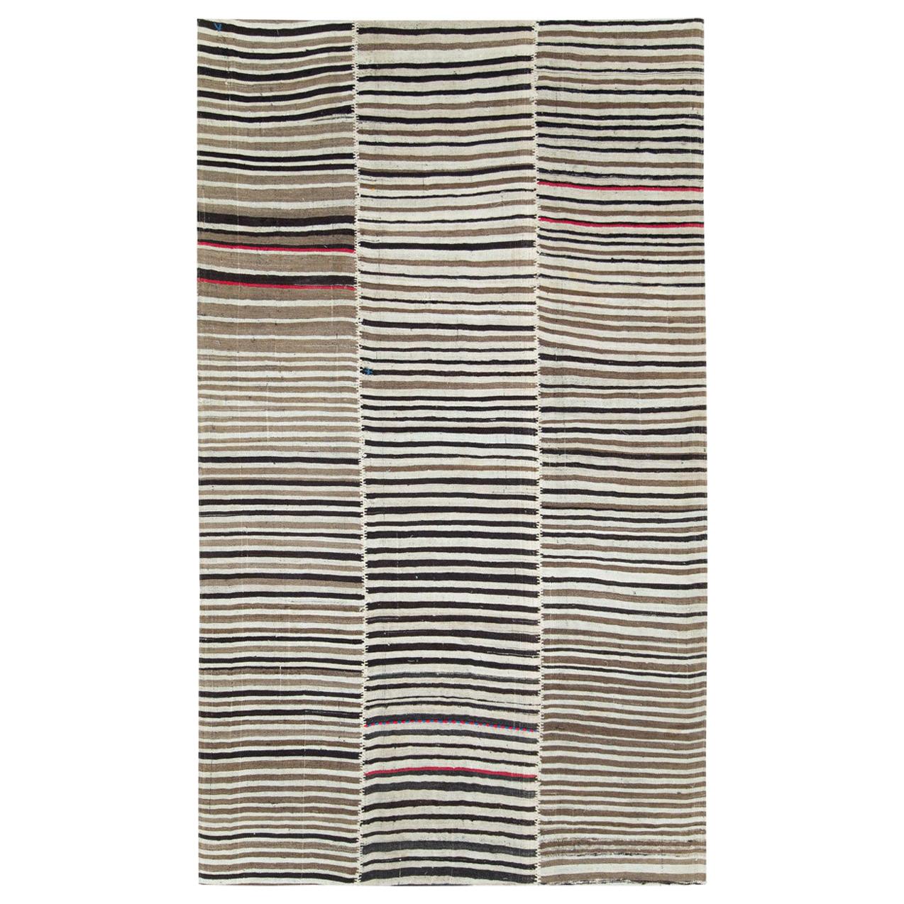 Tapis persan moderne Kilim à tissage plat de ferme, fabriqué à la main, datant du milieu du 20e siècle