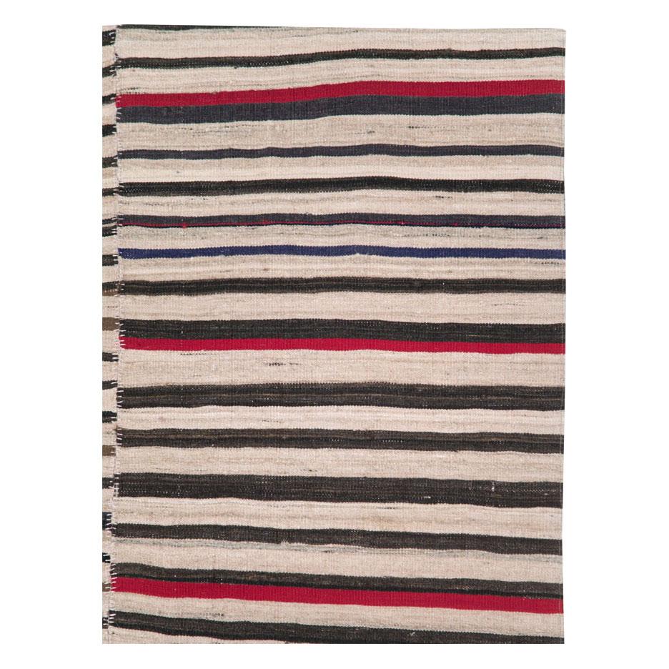 Ein alter persischer Flachgewebe-Kilim-Akzentteppich, handgefertigt Mitte des 20. Jahrhunderts.

Maße: 4' 7