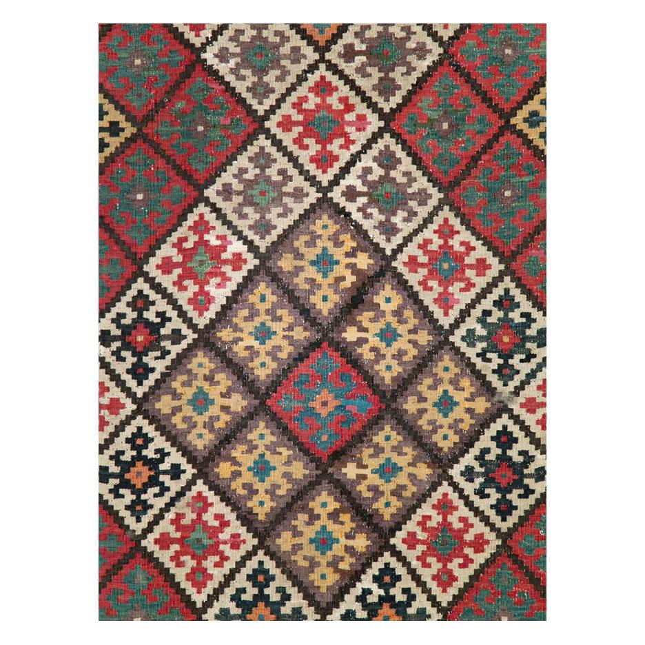 Persischer flachgewebter Kelim-Akzent-Teppich im Vintage-Stil, handgefertigt Mitte des 20. Jahrhunderts.

Maße: 4' 7