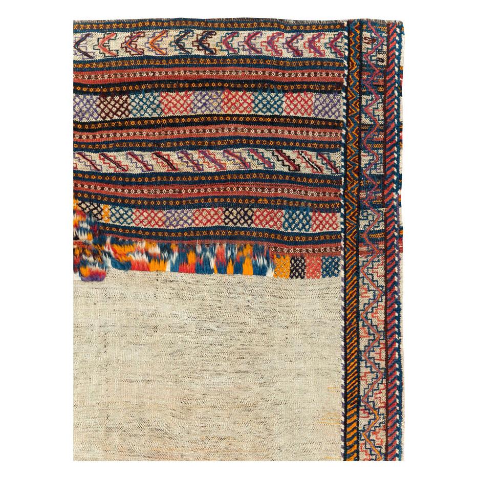 Persischer flachgewebter Kelim-Akzent-Teppich im Vintage-Stil, handgefertigt Mitte des 20. Jahrhunderts.

Maße: 1,25 m x 2,25 m (6' 8