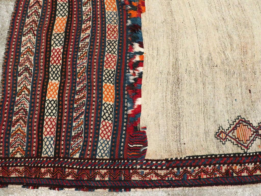 Handgefertigter persischer Flachgewebe-Kelim-Akzentteppich aus der Mitte des 20. Jahrhunderts (Wolle) im Angebot