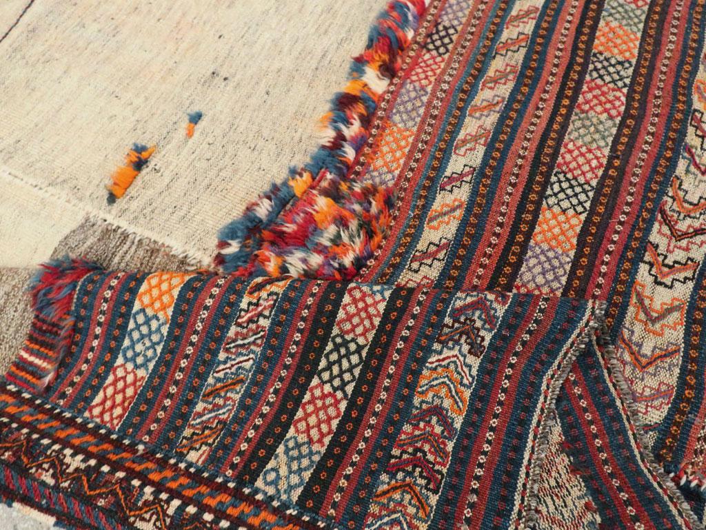 Handgefertigter persischer Flachgewebe-Kelim-Akzentteppich aus der Mitte des 20. Jahrhunderts im Angebot 2