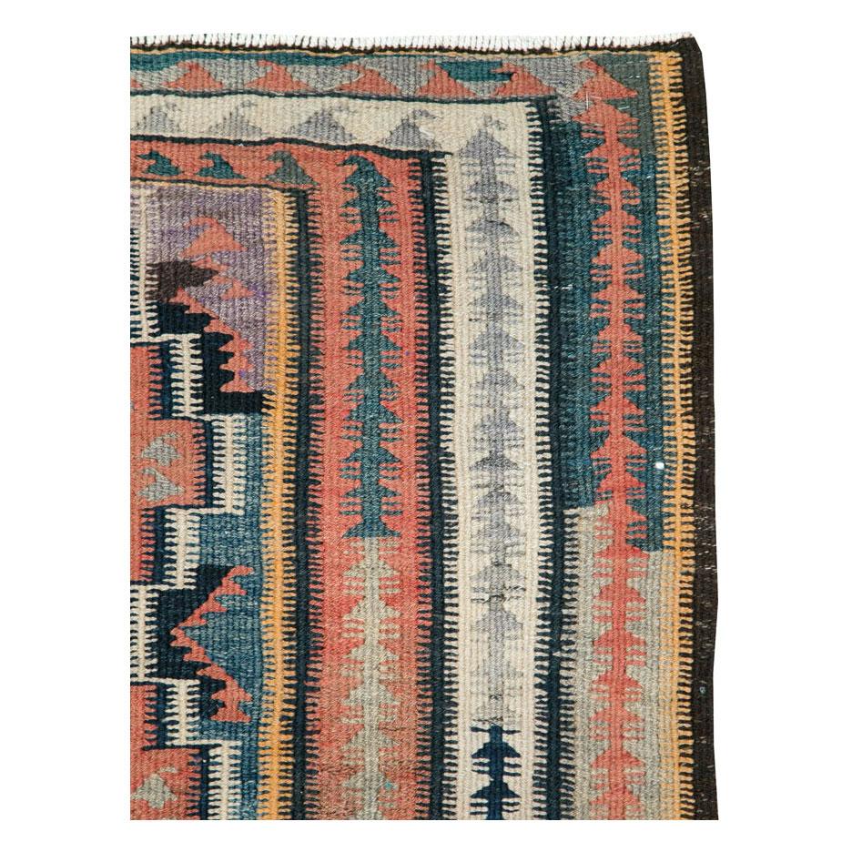 Ein alter persischer Flachgewebe-Kilim-Galerie-Teppich, handgefertigt Mitte des 20. Jahrhunderts.

Maße: 4' 6