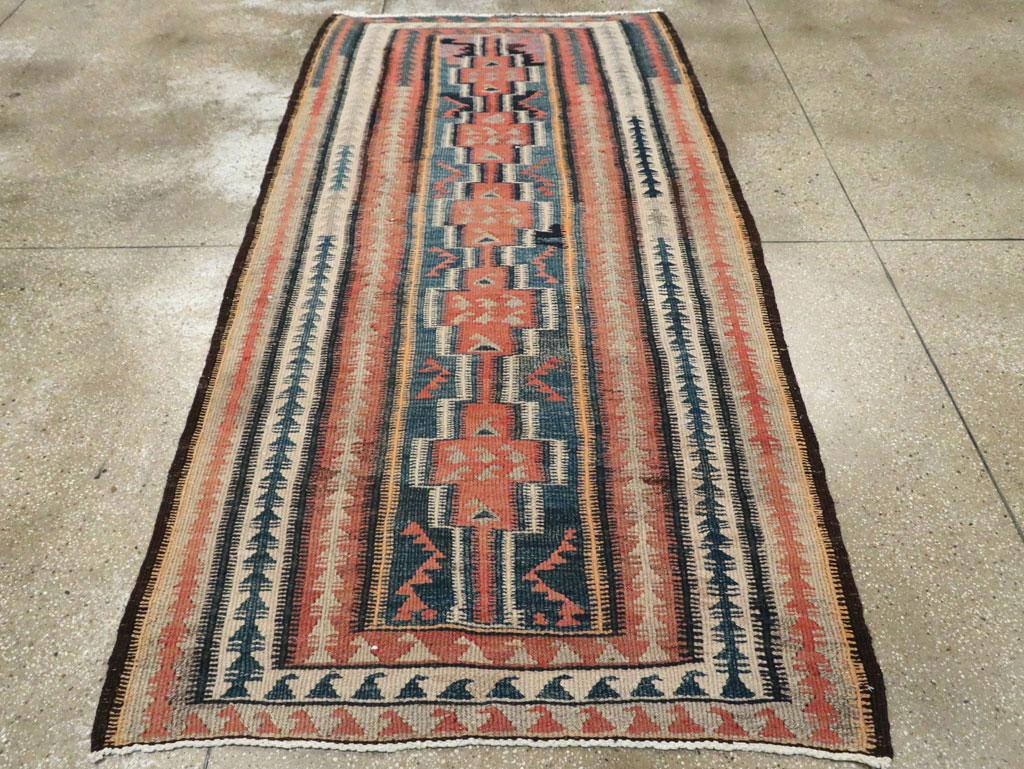 Handgefertigter persischer Flachgewebe-Kelim-Galerieteppich aus der Mitte des 20. Jahrhunderts (Persisch) im Angebot