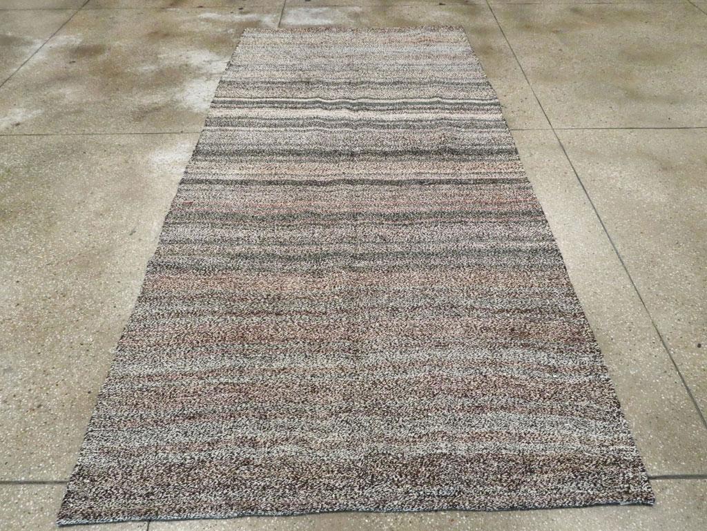 Mid-20th Century Handmade Persian Flatweave Kilim Gallery Rug In Excellent Condition For Sale In New York, NY