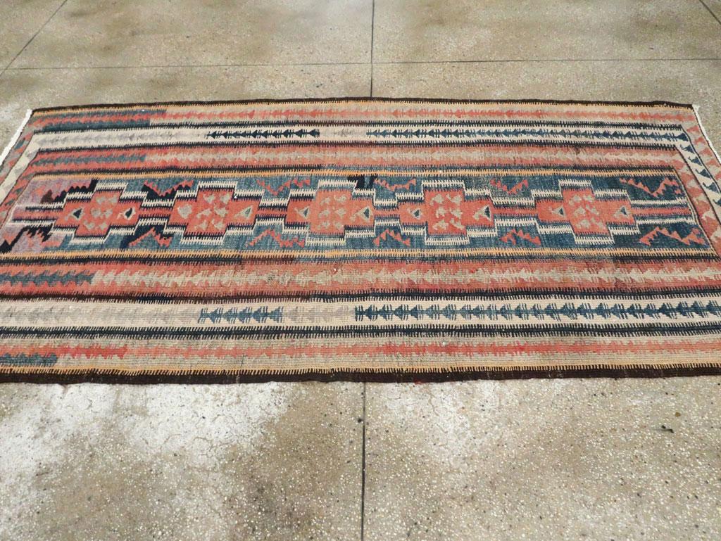 Handgefertigter persischer Flachgewebe-Kelim-Galerieteppich aus der Mitte des 20. Jahrhunderts im Zustand „Hervorragend“ im Angebot in New York, NY