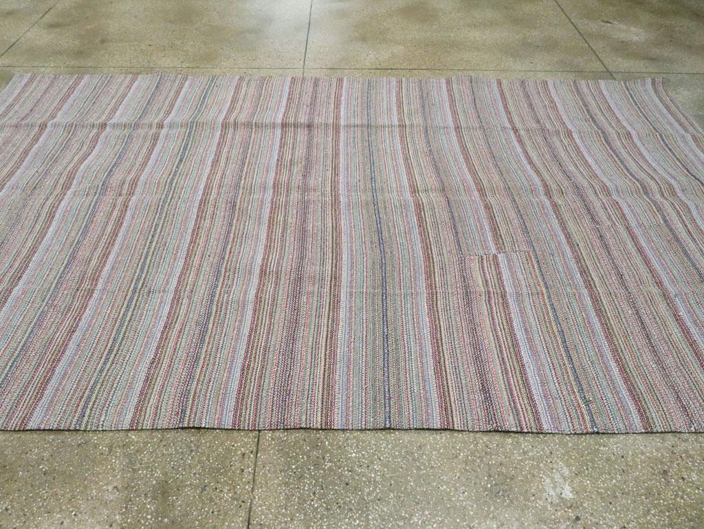 Mid-20th Century Handmade Persian Flat-Weave Kilim Room Size Carpet In Excellent Condition For Sale In New York, NY