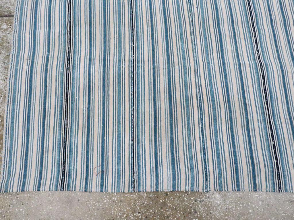 Handgefertigter persischer flachgewebter quadratischer Kelim-Akzentteppich aus der Mitte des 20. Jahrhunderts (Wolle) im Angebot