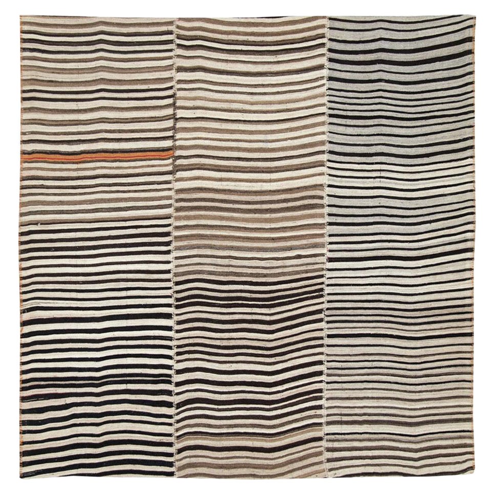 Tappeto persiano a tessitura piatta Kilim quadrato della metà del XX secolo