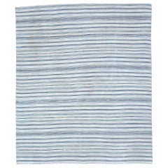 Tapis Kilim carré d'appoint en tissage plat persan fait à la main du milieu du 20e siècle