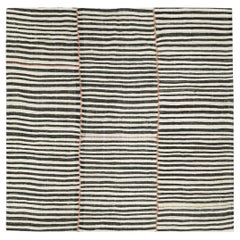 Tapis Kilim carré d'appoint en tissage plat persan fait à la main du milieu du 20e siècle