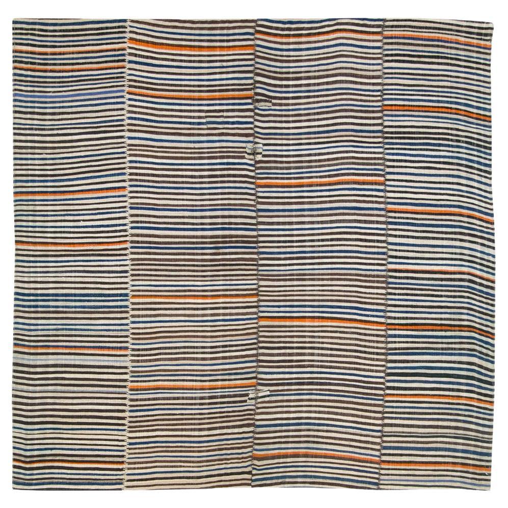 Tappeto persiano a tessitura piatta Kilim quadrato della metà del XX secolo