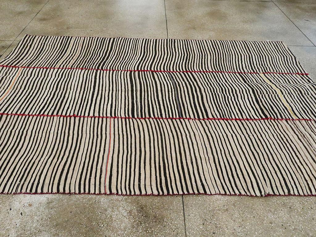 Tapis d'accentuation Kilim tribal persan à tissage plat:: fabriqué à la main au milieu du 20e siècle Bon état - En vente à New York, NY