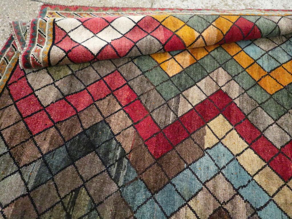 Tapis d'appoint persan Gabbeh fait à la main du milieu du 20e siècle en vente 2