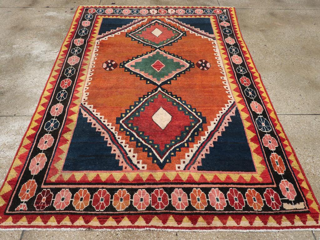Un tappeto d'accento persiano Gabbeh vintage realizzato a mano a metà del XX secolo.

Misure: 5' 8