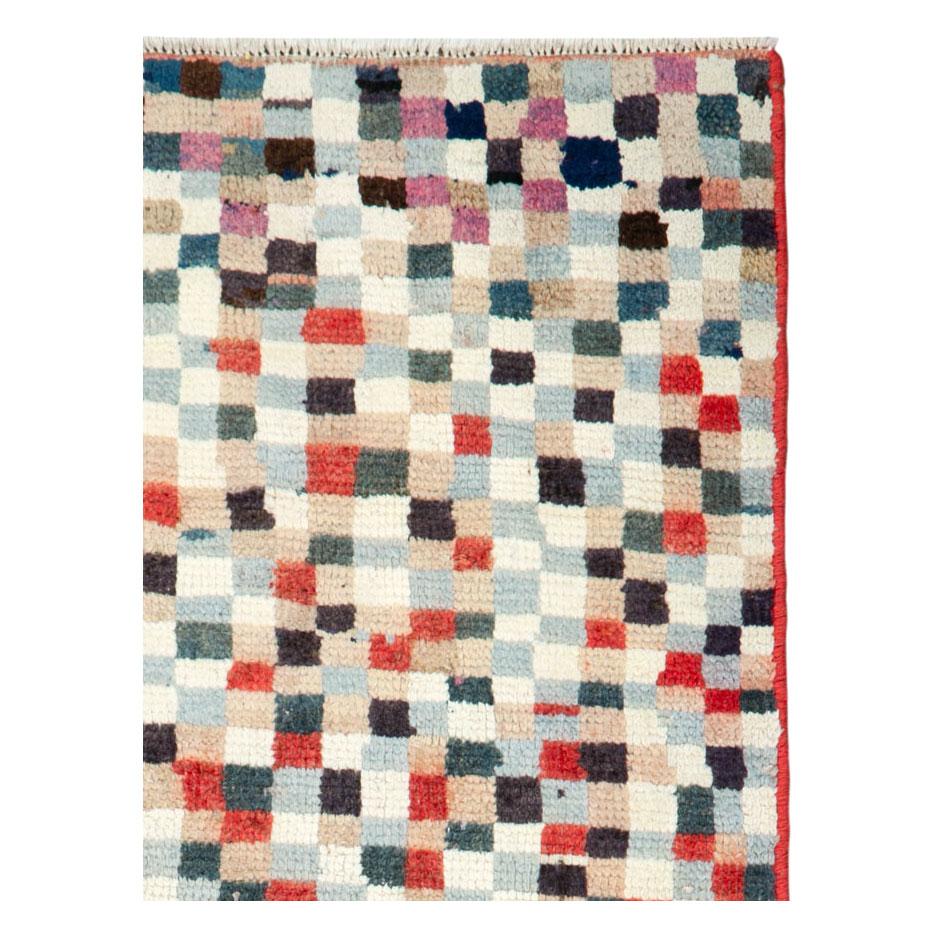 Ein alter persischer Gabbeh-Teppich, handgefertigt in der Mitte des 20. Jahrhunderts.

Maße: 1' 11