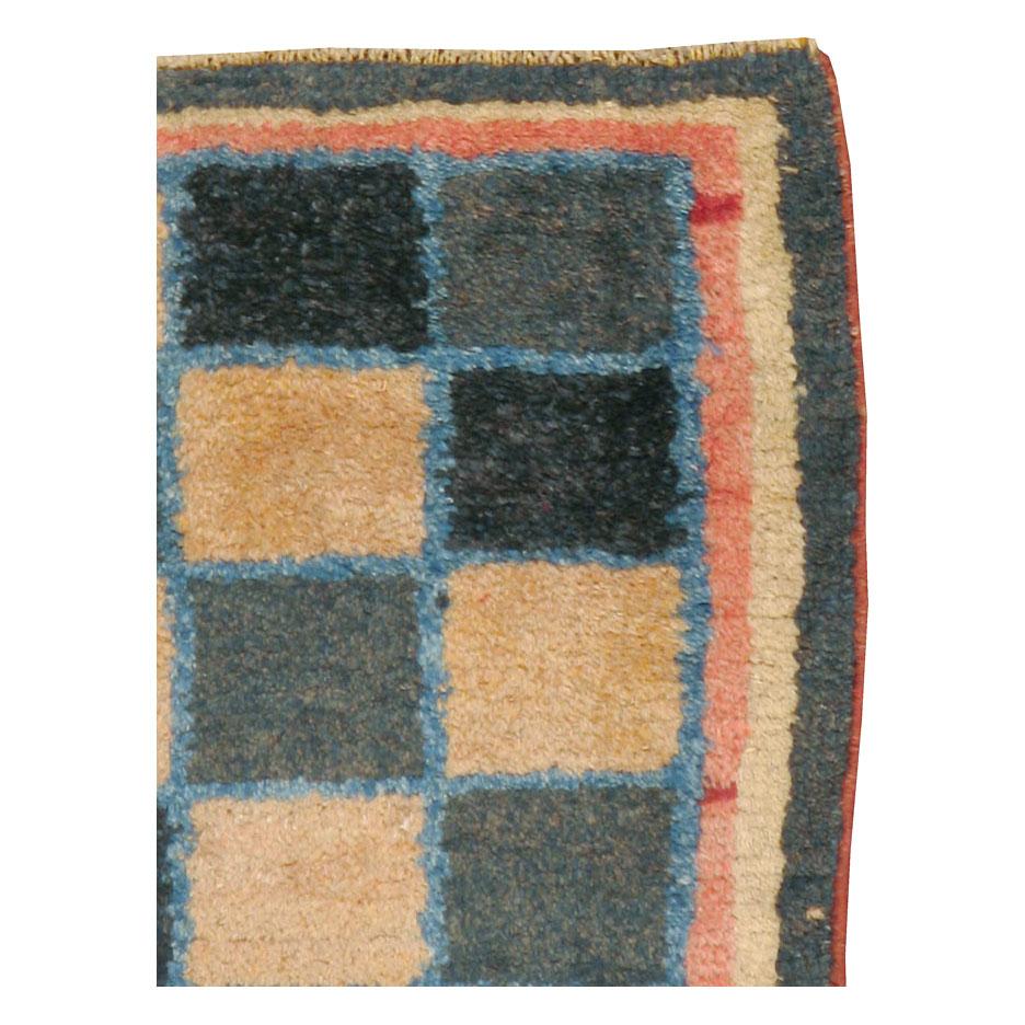 Un tapis vintage persan Gabbeh, fabriqué à la main au milieu du 20e siècle.

Mesures : 2' 8
