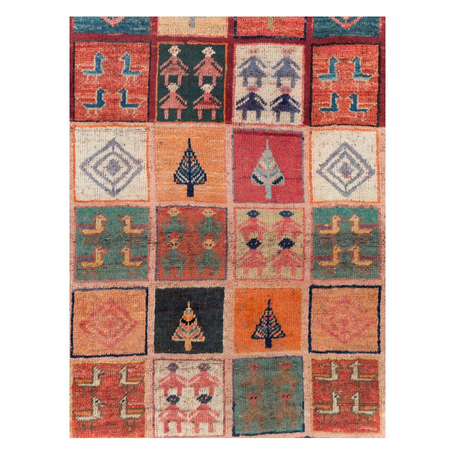 Un tapis vintage persan Gabbeh, fabriqué à la main au milieu du 20e siècle.

Mesures : 3' 10