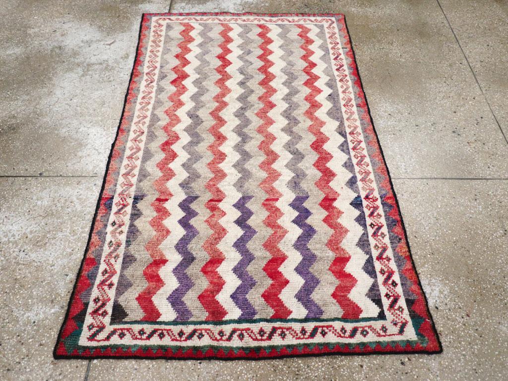 Un tappeto Gabbeh persiano vintage realizzato a mano a metà del XX secolo.

Misure: 3' 4