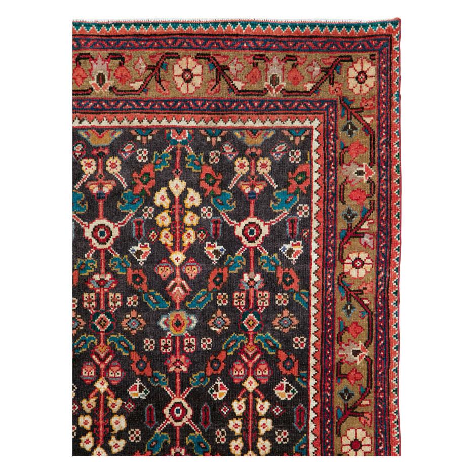 Un tapis persan vintage de Hamadan en format galerie long et étroit, fabriqué à la main au milieu du 20e siècle.

Mesures : 4' 4