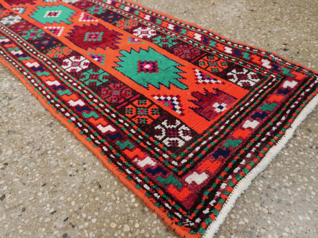 Tapis de couloir persan Hamadan fait à la main du milieu du 20e siècle en vente 1