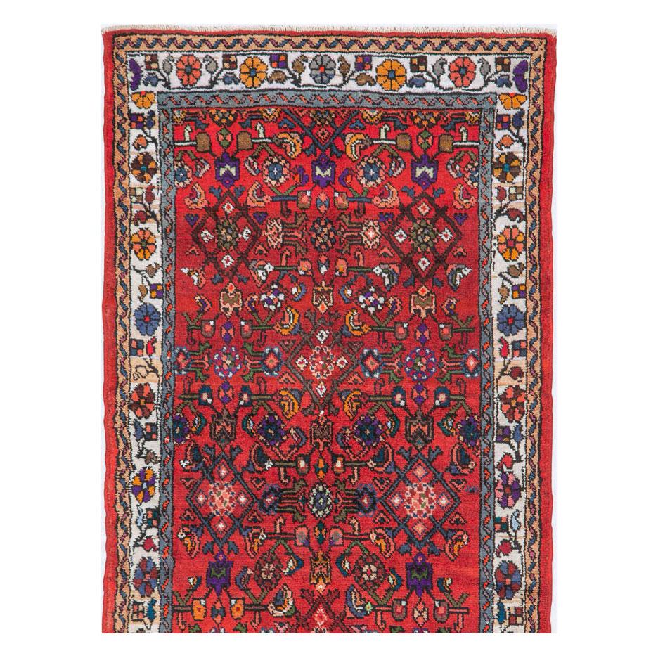 Ein alter persischer Hamadan-Teppich im Läuferformat, handgefertigt Mitte des 20. Jahrhunderts mit dem traditionellen persischen 