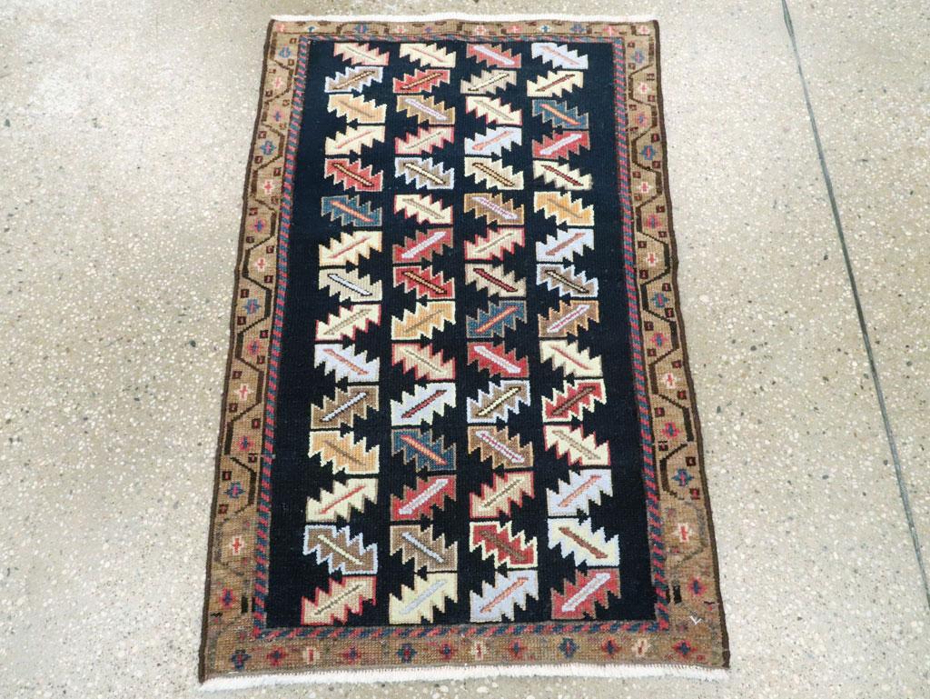 Ein kleiner persischer Hamadan-Teppich, der Mitte des 20. Jahrhunderts handgefertigt wurde.

Maße: 2' 0
