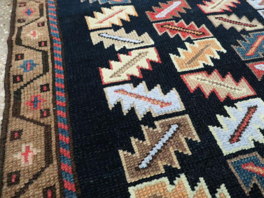 Handgefertigter persischer Hamadan-Teppich, Kleiner Überwurf, Mitte des 20. Jahrhunderts (Rustikal) im Angebot
