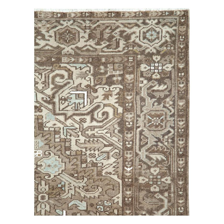 Handgefertigter persischer Heriz-Teppich in Zimmergröße aus der Mitte des 20. Jahrhunderts (Persisch) im Angebot