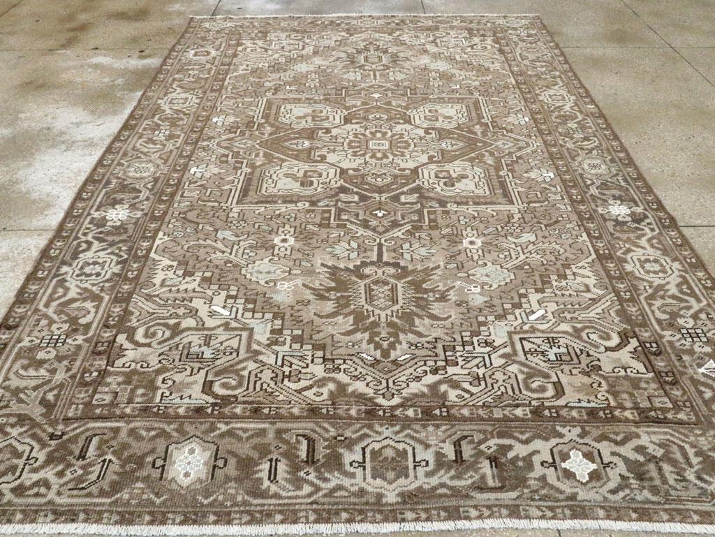 Handgefertigter persischer Heriz-Teppich in Zimmergröße aus der Mitte des 20. Jahrhunderts (Handgeknüpft) im Angebot