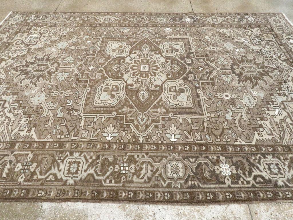 Handgefertigter persischer Heriz-Teppich in Zimmergröße aus der Mitte des 20. Jahrhunderts (Wolle) im Angebot