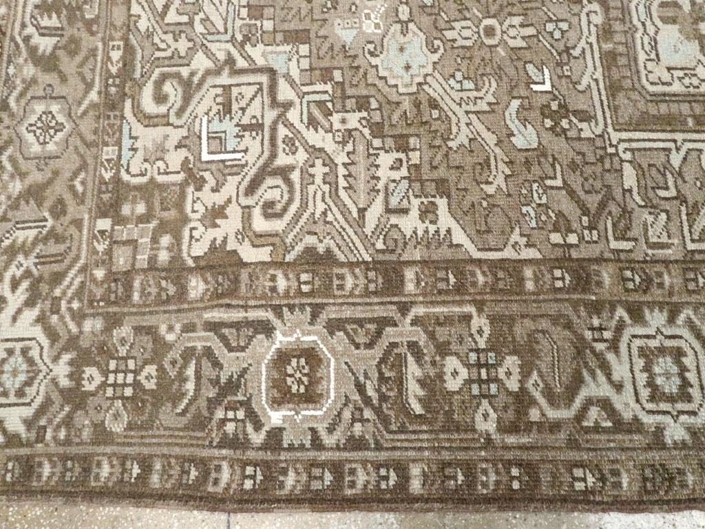 Handgefertigter persischer Heriz-Teppich in Zimmergröße aus der Mitte des 20. Jahrhunderts im Angebot 1