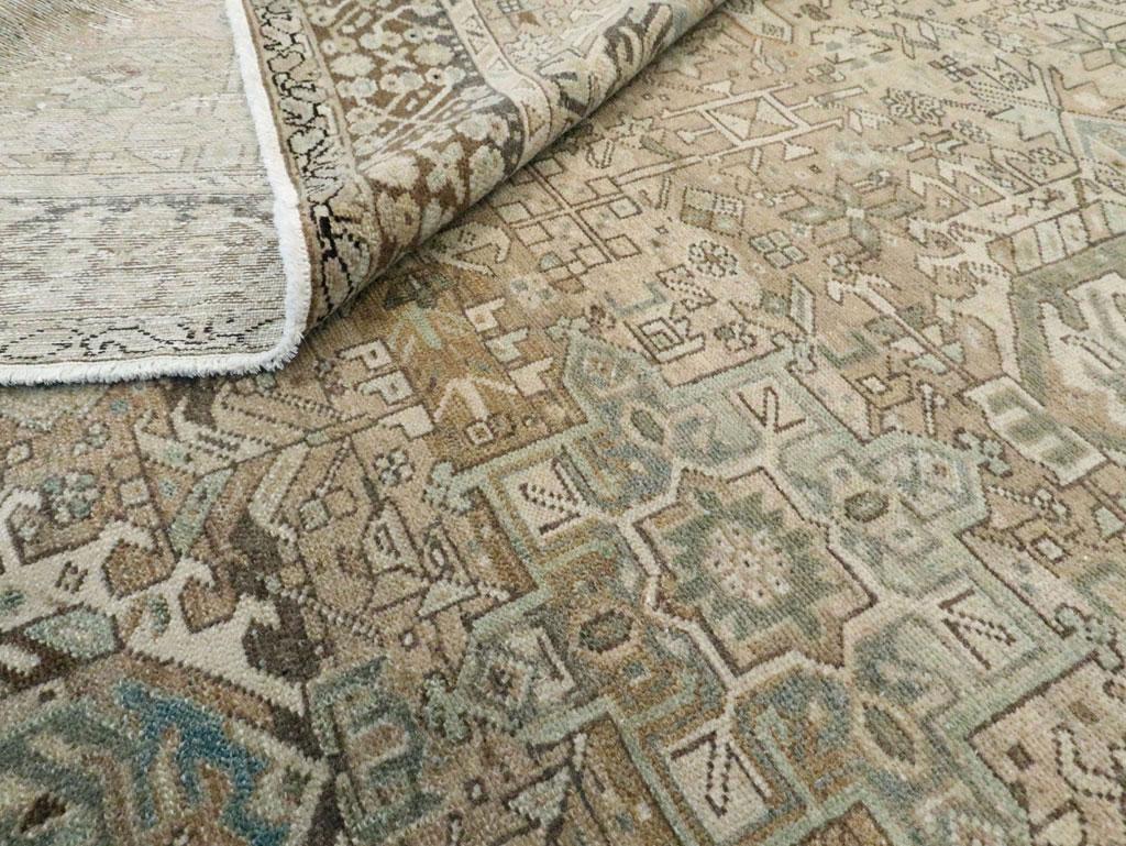 Handgefertigter persischer Karajeh-Teppich in Grau und Braun aus der Mitte des 20. Jahrhunderts 3