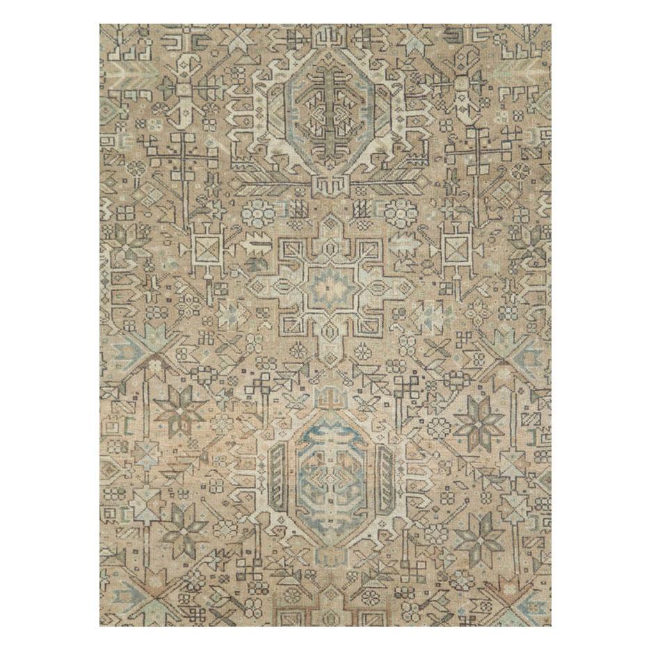 Ein alter persischer Karajeh-Teppich in kleiner Zimmergröße, handgefertigt in der Mitte des 20. Jahrhunderts, mit einem geometrischen Stammesmuster in Hellbraun, Creme und Grau, mit einem Hauch von blau-grünen Tönen. 

Maße: 8' 1