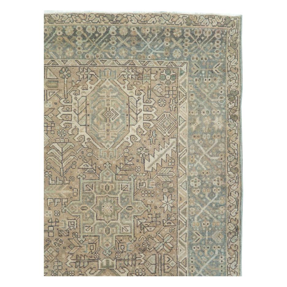 Handgefertigter persischer Karajeh-Teppich in Grau und Braun aus der Mitte des 20. Jahrhunderts (Persisch)
