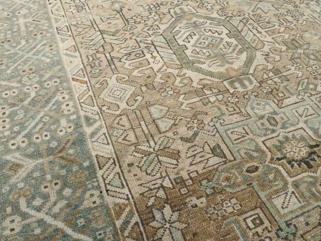 Handgefertigter persischer Karajeh-Teppich in Grau und Braun aus der Mitte des 20. Jahrhunderts im Zustand „Hervorragend“ in New York, NY